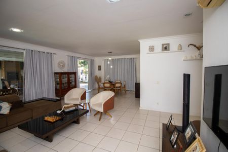 Casa de condomínio à venda com 836m², 4 quartos e 4 vagasSala