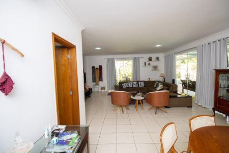 Casa de condomínio à venda com 836m², 4 quartos e 4 vagasSala