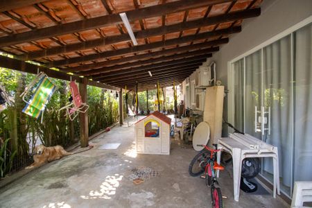 Casa de condomínio à venda com 836m², 4 quartos e 4 vagasQuintal