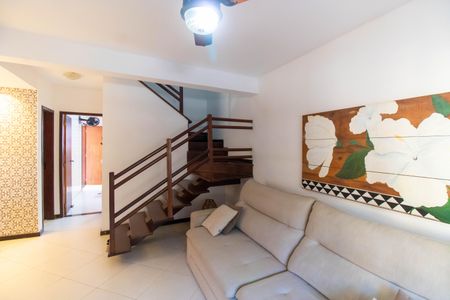 Casa à venda com 284m², 3 quartos e 2 vagas Casa à venda com 284m², 3 quartos e 2 vagasSala