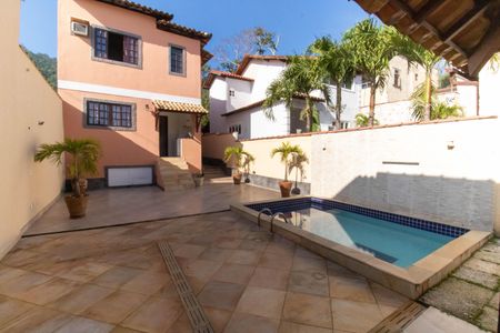 Casa à venda com 284m², 3 quartos e 2 vagas Casa à venda com 284m², 3 quartos e 2 vagasÁrea externa