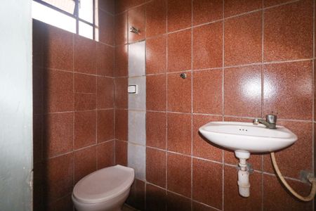 Casa para alugar com 100m², 3 quartos e sem vaga Casa para alugar com 100m², 3 quartos e sem vagaBanheiro da Área de Serviço