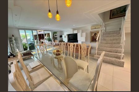 Casa de condomínio à venda com 400m², 5 quartos e 2 vagasSala