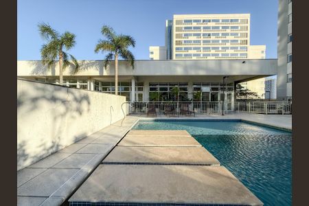 Apartamento à venda com 127m², 3 quartos e 2 vagas Apartamento à venda com 127m², 3 quartos e 2 vagasÁrea comum - Piscina