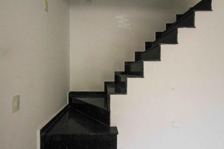 Casa à venda com 400m², 3 quartos e 6 vagasEscada