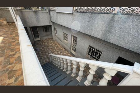 Casa à venda com 80m², 3 quartos e 2 vagas Casa à venda com 80m², 3 quartos e 2 vagasEscada