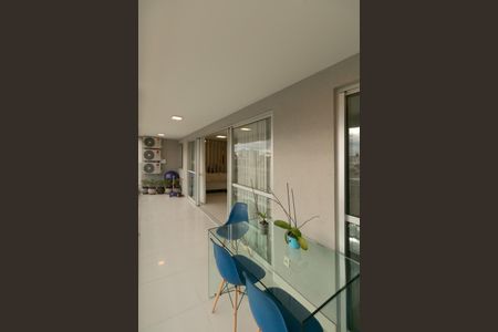 Apartamento à venda com 120m², 4 quartos e 2 vagas Apartamento à venda com 120m², 4 quartos e 2 vagasVaranda da Sala