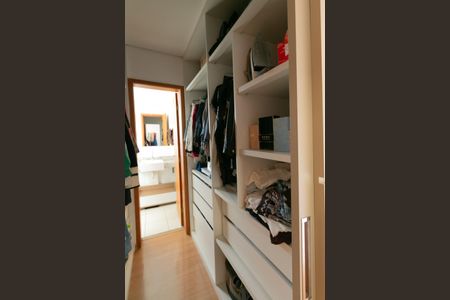 Apartamento à venda com 120m², 4 quartos e 2 vagas Apartamento à venda com 120m², 4 quartos e 2 vagasCloset da suíte