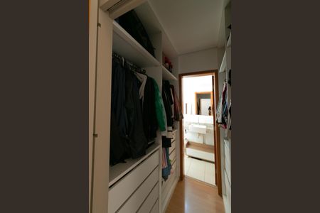 Apartamento à venda com 120m², 4 quartos e 2 vagas Apartamento à venda com 120m², 4 quartos e 2 vagasCloset da suíte