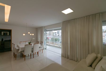 Apartamento à venda com 120m², 4 quartos e 2 vagas Apartamento à venda com 120m², 4 quartos e 2 vagasSala