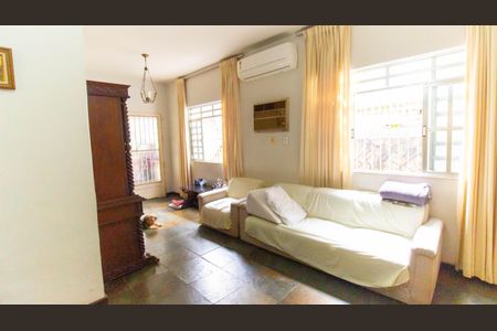 Casa à venda com 300m², 3 quartos e 5 vagas Casa à venda com 300m², 3 quartos e 5 vagasSala