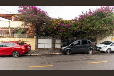 Casa à venda com 300m², 3 quartos e 5 vagas Casa à venda com 300m², 3 quartos e 5 vagasFachada