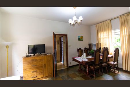 Casa à venda com 300m², 3 quartos e 5 vagas Casa à venda com 300m², 3 quartos e 5 vagasSala