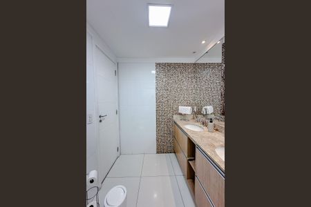 Apartamento à venda com 210m², 3 quartos e 3 vagasBanheiro da Suíte 1