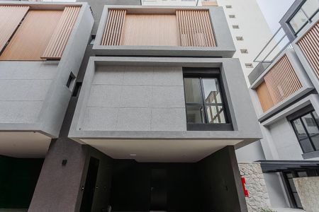 Casa à venda com 177m², 3 quartos e 2 vagas Casa à venda com 177m², 3 quartos e 2 vagasFachada
