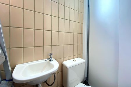 Banheiro de serviço de apartamento à venda com 3 quartos, 90m² em Buritis, Belo Horizonte