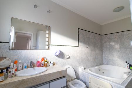 Casa à venda com 343m², 5 quartos e 4 vagasBanheiro da Suíte 1