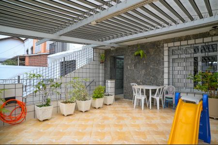 Casa à venda com 250m², 3 quartos e 2 vagas Casa à venda com 250m², 3 quartos e 2 vagasTerraço