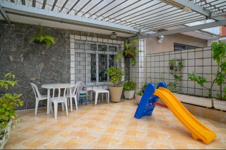 Casa à venda com 250m², 3 quartos e 2 vagas Casa à venda com 250m², 3 quartos e 2 vagasTerraço