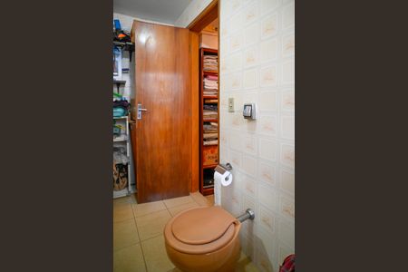 Casa à venda com 250m², 3 quartos e 2 vagas Casa à venda com 250m², 3 quartos e 2 vagasEdícula - Banheiro