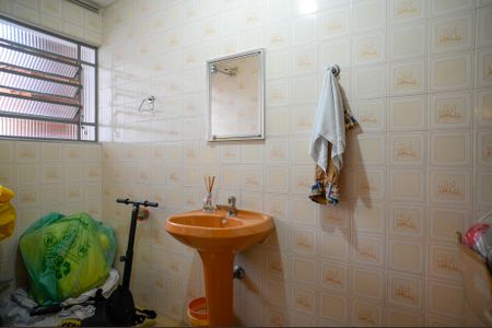 Casa à venda com 250m², 3 quartos e 2 vagas Casa à venda com 250m², 3 quartos e 2 vagasEdícula - Banheiro