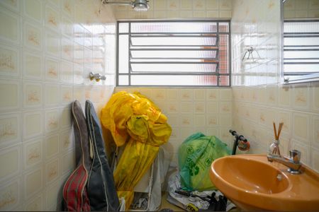 Casa à venda com 250m², 3 quartos e 2 vagas Casa à venda com 250m², 3 quartos e 2 vagasEdícula - Banheiro