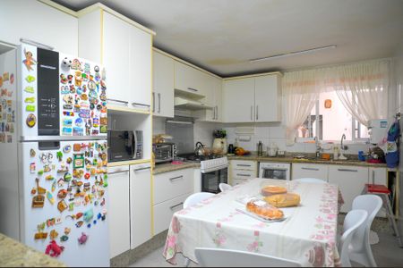 Casa à venda com 250m², 3 quartos e 2 vagas Casa à venda com 250m², 3 quartos e 2 vagasCozinha