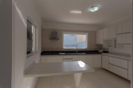 Casa de condomínio para alugar com 250m², 4 quartos e 2 vagasCozinha