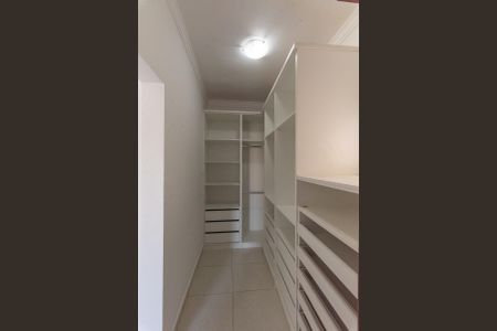 Casa de condomínio para alugar com 250m², 4 quartos e 2 vagasCloset da Suíte 4