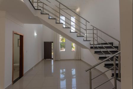 Casa de condomínio para alugar com 250m², 4 quartos e 2 vagasEscada da Sala