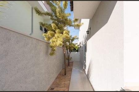 Casa de condomínio para alugar com 250m², 4 quartos e 2 vagasCorredor Externo