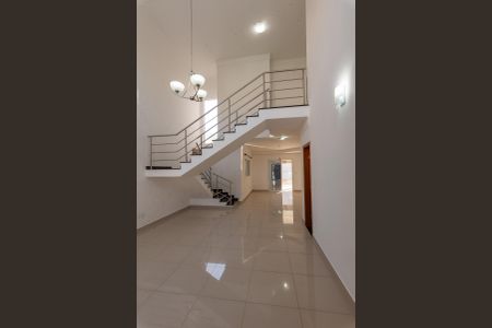 Casa de condomínio para alugar com 250m², 4 quartos e 2 vagasSala