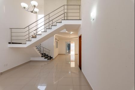 Casa de condomínio para alugar com 250m², 4 quartos e 2 vagasSala