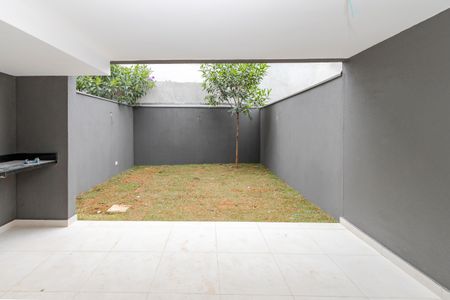 Casa para alugar com 211m², 4 quartos e 2 vagasQuintal