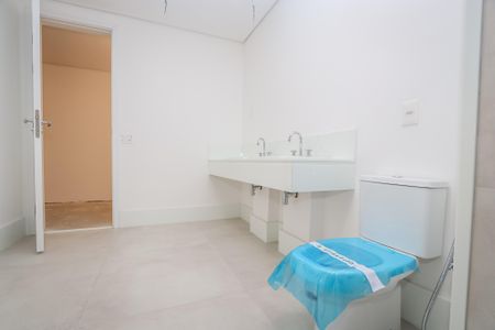 Apartamento à venda com 237m², 3 quartos e 3 vagasBanheiro da Suite 1