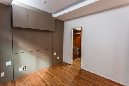 Apartamento à venda com 300m², 3 quartos e 2 vagasSuíte no 2° Andar
