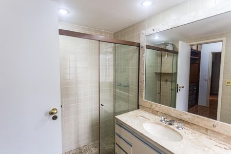 Apartamento à venda com 300m², 3 quartos e 2 vagasBanheiro da Suíte no 2° Andar