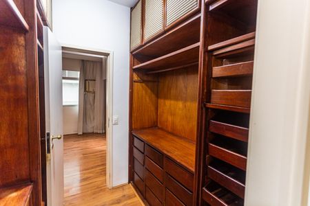 Apartamento à venda com 300m², 3 quartos e 2 vagasCloset da Suíte no 2° Andar