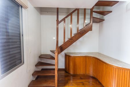 Apartamento à venda com 300m², 3 quartos e 2 vagasEscada de Acesso ao 2° Andar