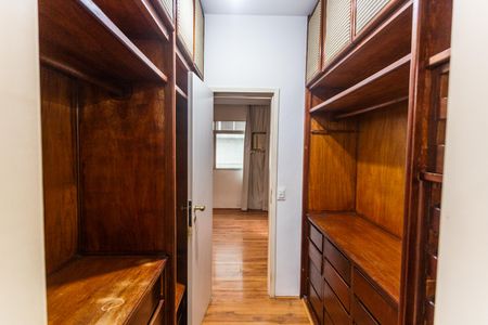 Apartamento à venda com 300m², 3 quartos e 2 vagasCloset da Suíte no 2° Andar