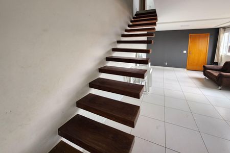 Apartamento para alugar com 80m², 2 quartos e sem vagaEscada