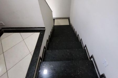 Apartamento para alugar com 80m², 2 quartos e sem vagaEscada