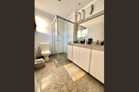 Apartamento à venda com 320m², 5 quartos e 4 vagasBanheiro da Suíte 1