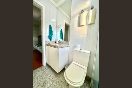 Apartamento à venda com 320m², 5 quartos e 4 vagasBanheiro da Suíte 2