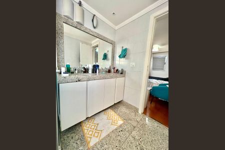 Apartamento à venda com 320m², 5 quartos e 4 vagasBanheiro da Suíte 1