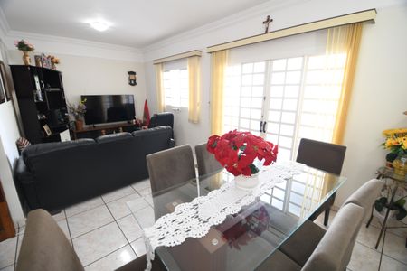 Casa à venda com 100m², 2 quartos e 3 vagasSala