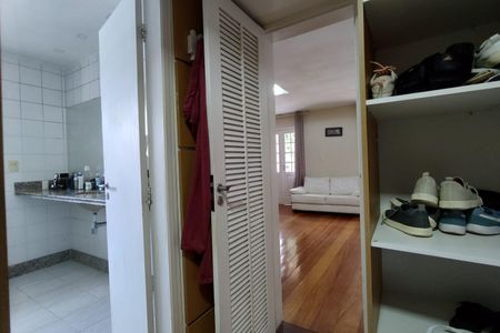 Casa de condomínio à venda com 600m², 4 quartos e 5 vagas Casa de condomínio à venda com 600m², 4 quartos e 5 vagasCloset da Suíte 1