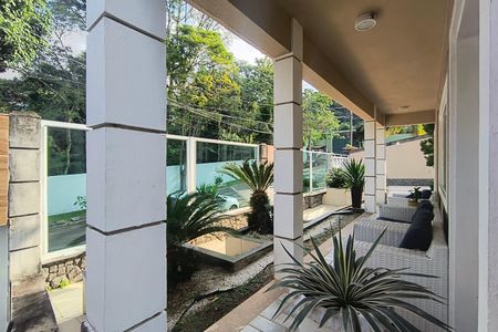 Casa de condomínio à venda com 600m², 4 quartos e 5 vagas Casa de condomínio à venda com 600m², 4 quartos e 5 vagasVaranda