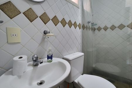 Casa de condomínio à venda com 600m², 4 quartos e 5 vagas Casa de condomínio à venda com 600m², 4 quartos e 5 vagasBanheiro de serviço