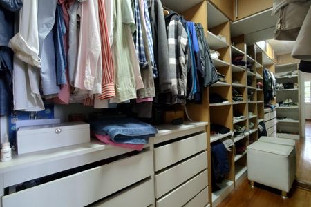 Casa de condomínio à venda com 600m², 4 quartos e 5 vagas Casa de condomínio à venda com 600m², 4 quartos e 5 vagasCloset da Suíte 1